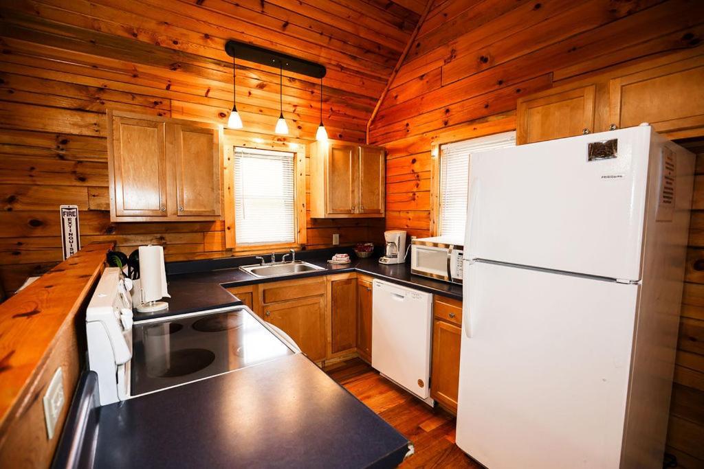 The Cabins At Pine Haven - Beckley Beaver Εξωτερικό φωτογραφία